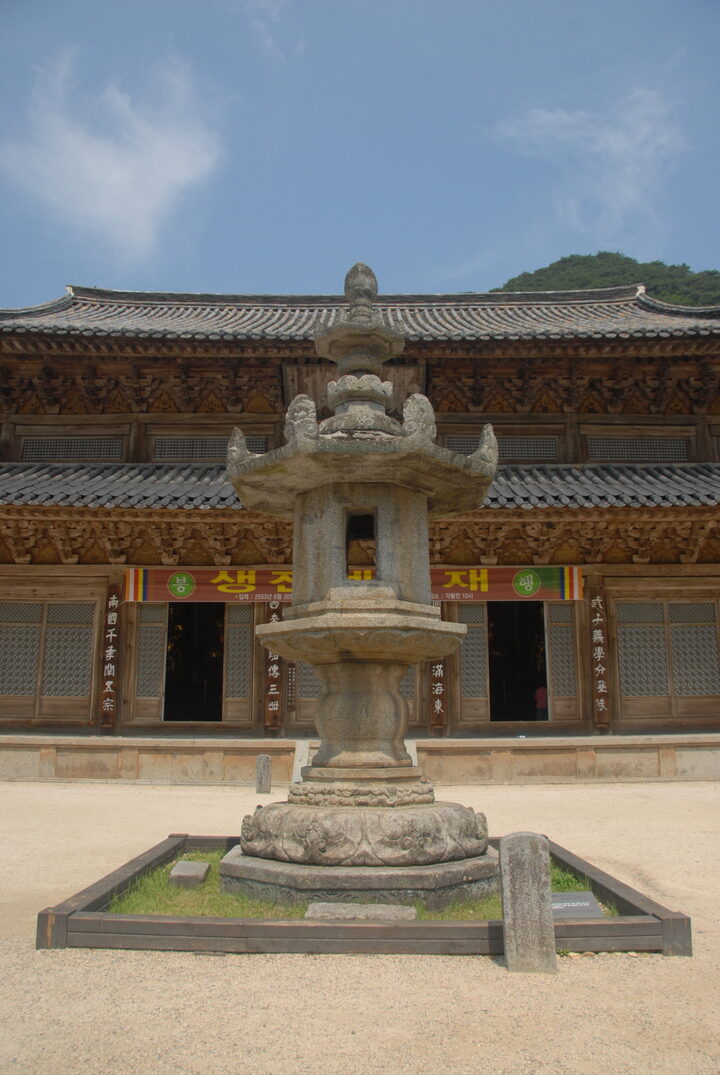 구례 화엄사 각황전 앞 석등