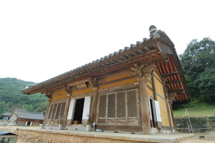 강진 무위사 극락보전 측면