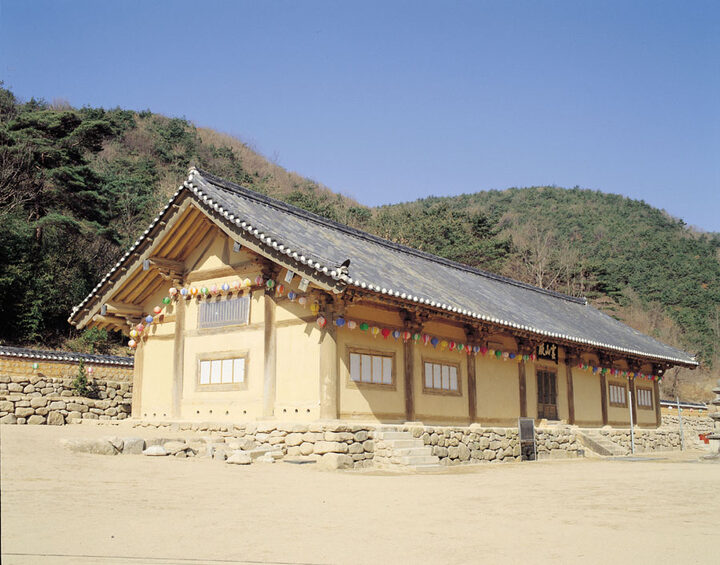 좌측에서 바라본 영천 은해사 거조암 영산전
