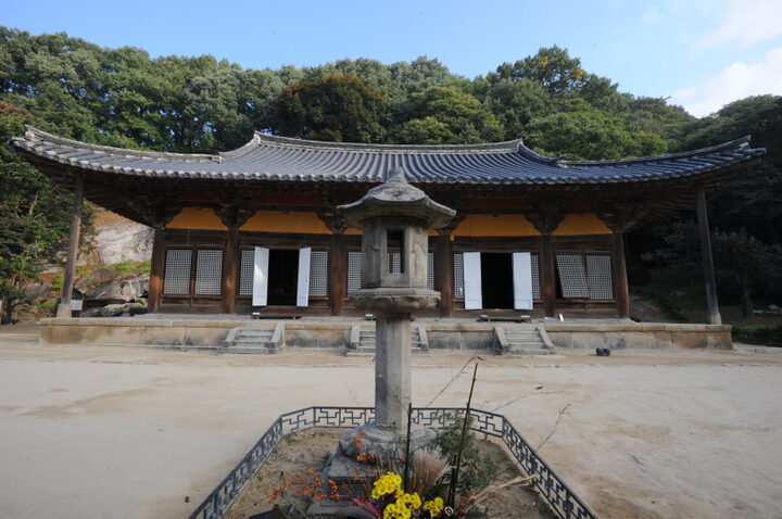 멀리서 본 영주 부석사 무량수전 앞 석등