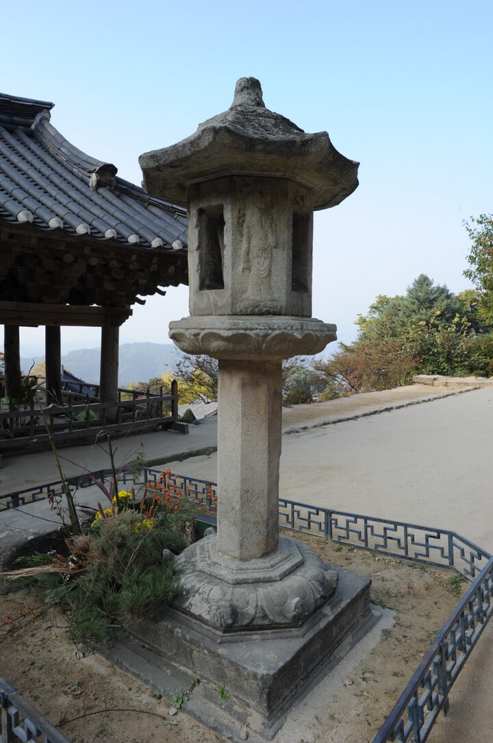 영주 부석사 무량수전 앞 석등 좌측