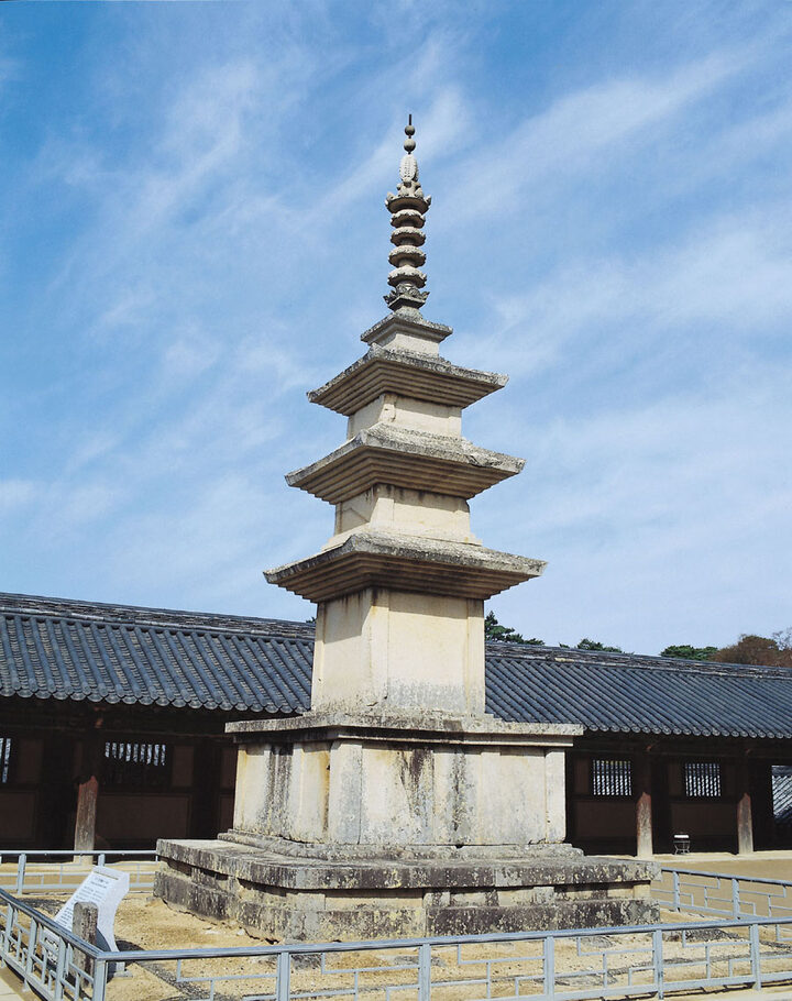 좌측에서 바라본 불국사 삼층석탑
