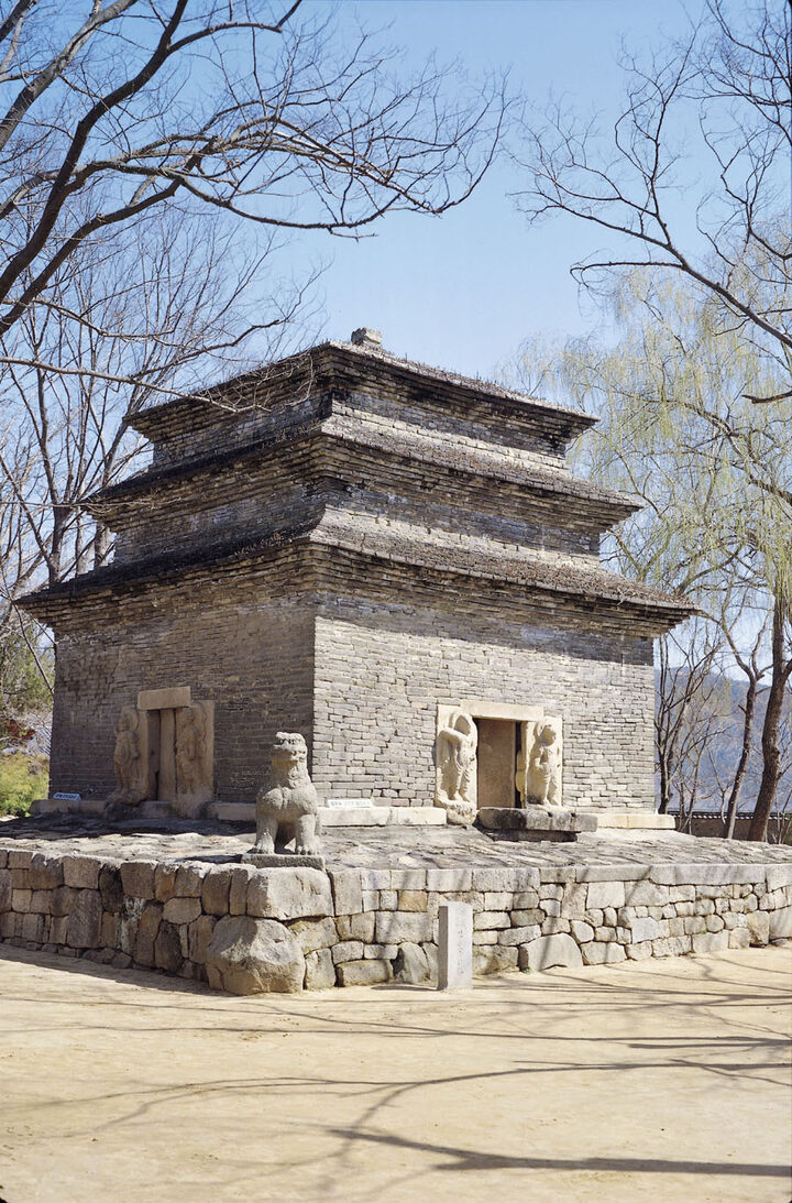 경주 분황사 모전석탑 좌측