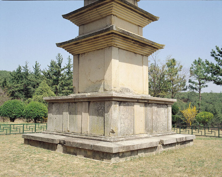 경주 나원리 오층석탑 기단부