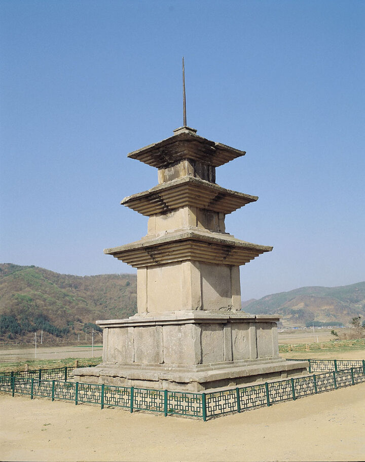 경주 감은사지 동 삼층석탑