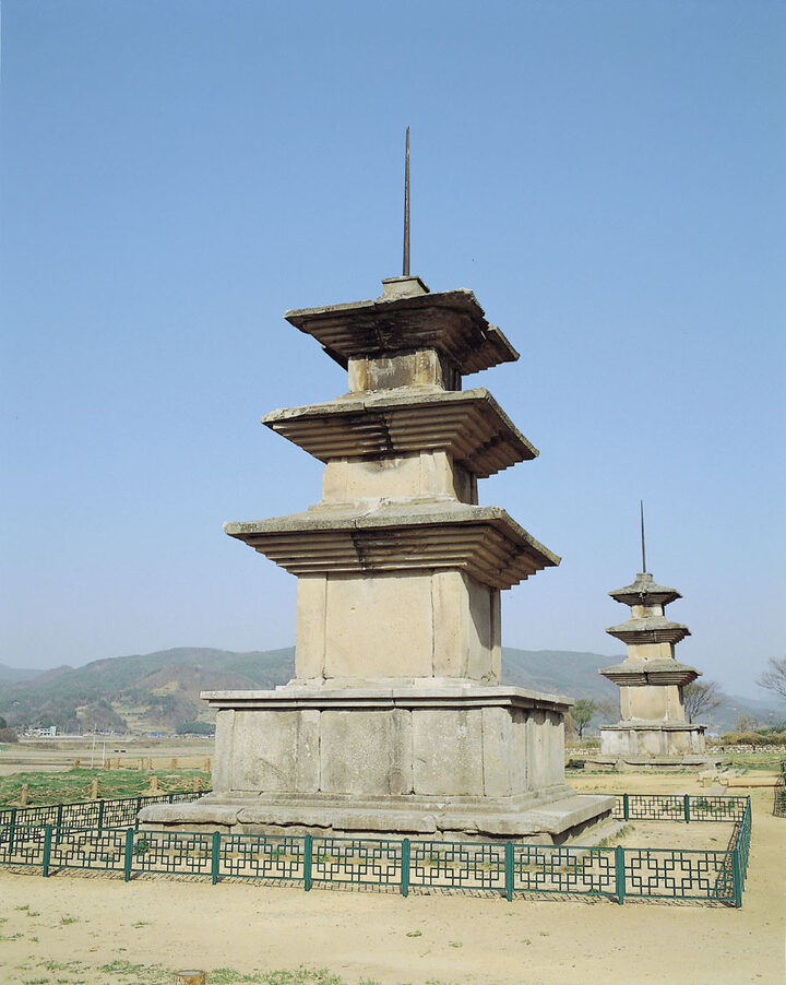 경주 감은사지 동ㆍ서 삼층석탑