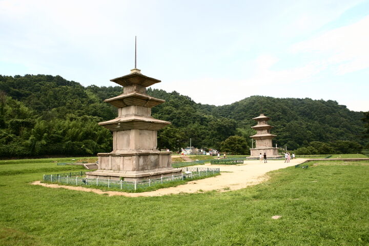 경주 감은사지 동ㆍ서 삼층석탑