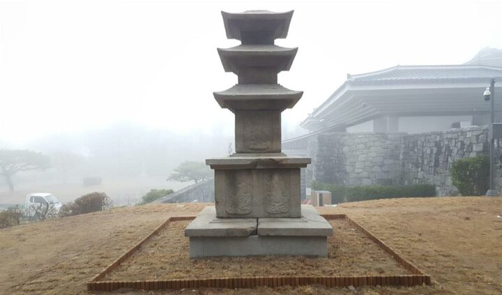산청 범학리 삼층석탑 우측면(2018.11.23)