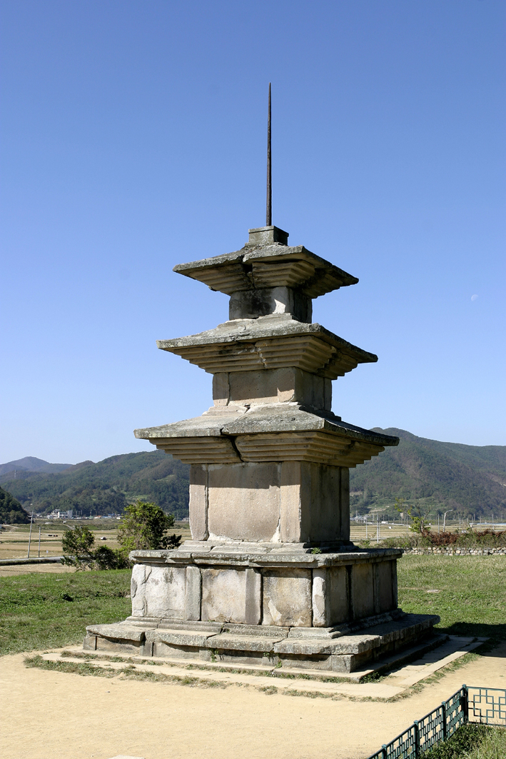 경주 감은사지 동ㆍ서 삼층석탑_서탑 전경_건축_2007년(출처 : 국립문화재연구소)