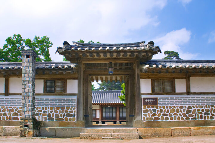 대문 밖에서 본 재실