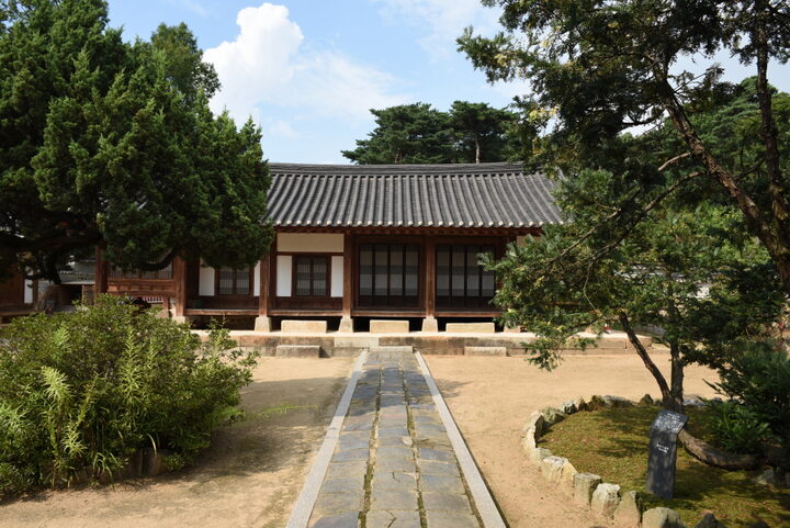 융릉사당과 개비자 나무 (촬영년도 : 2015년)