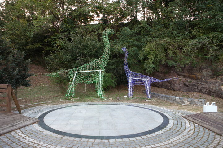 공룡알 화석산지 입구 부근의 조형물(2015년)