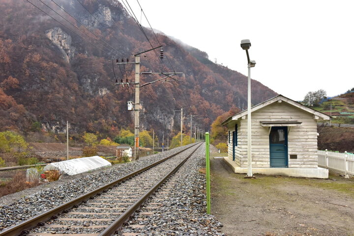 삼척 구 하고사리역사_철길 옆 역사 (촬영년도 : 2015년)