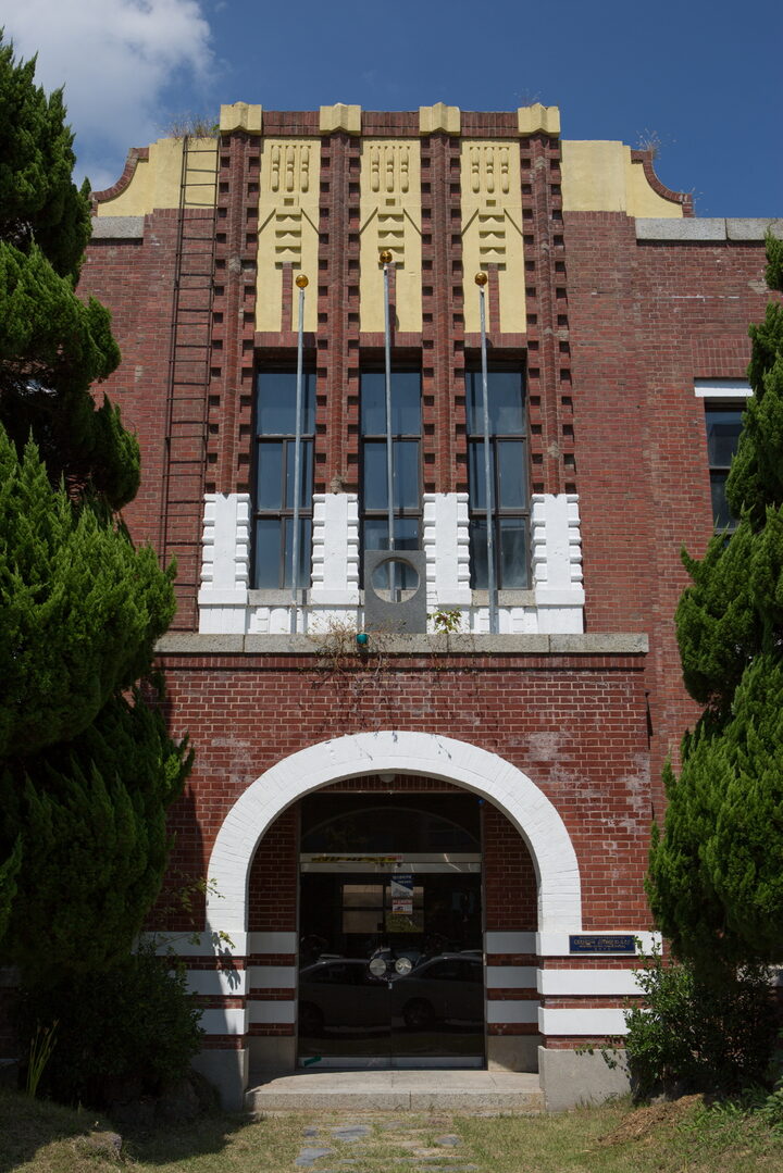 진주 배영초등학교 구 본관_대칭구조 중앙현관2 (촬영년도 : 2015년)