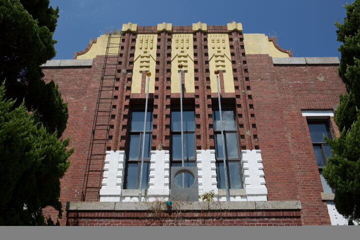 진주 배영초등학교 구 본관_대칭구조 중앙현관3 (촬영년도 : 2015년)