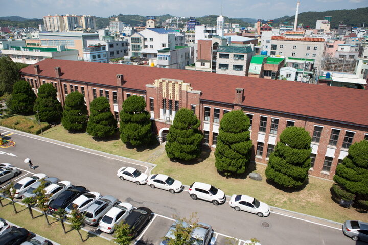 진주 배영초등학교 구 본관_위에서 본 배영초등학교 구 본관 (촬영년도 : 2015년)