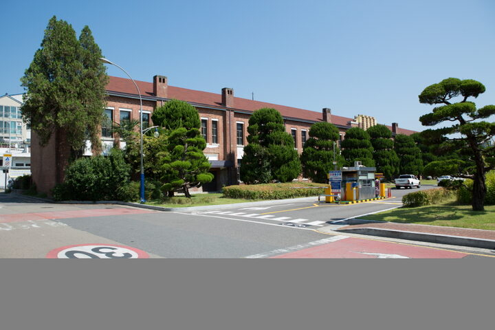 진주 배영초등학교 구 본관_좌측 (촬영년도 : 2015년)