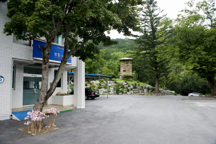 김천 부항지서 망루_부항지서에서 바라본 망루 (촬영년도 : 2015년)