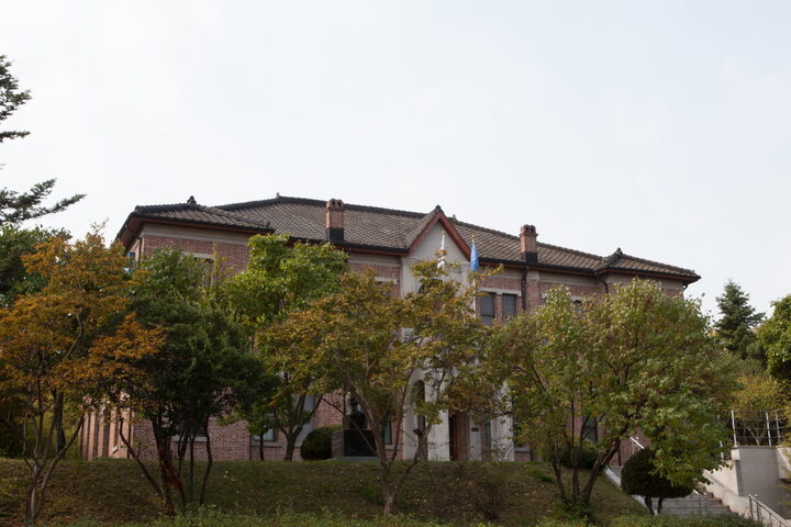 대구 효목동 조양회관_밑에서 본 조양회관 (촬영년도 : 2015년)