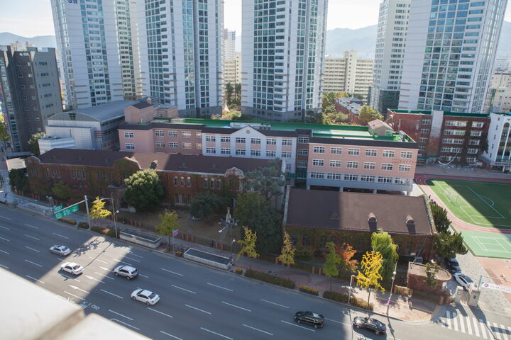 구 대구사범학교 본관과 강당_옆 건물 위에서 본 본관과 강당1 (촬영년도 : 2015년)