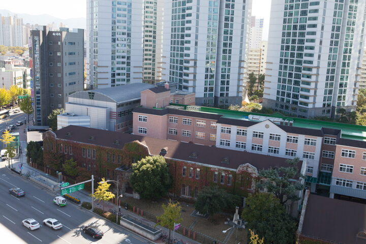 구 대구사범학교 본관과 강당_옆 건물 위에서 본 본관과 강당3 (촬영년도 : 2015년)