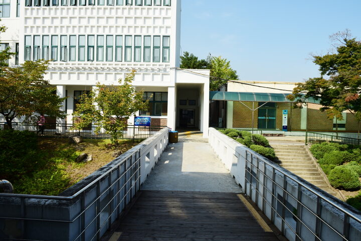 서울 구 경기고등학교_본관 뒤 구름다리 (촬영년도 : 2015년)