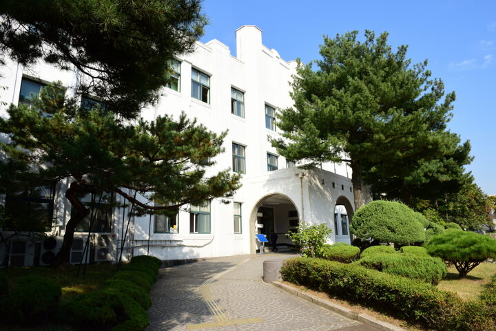 서울 구 경기고등학교_본관 포치 (촬영년도 : 2015년)