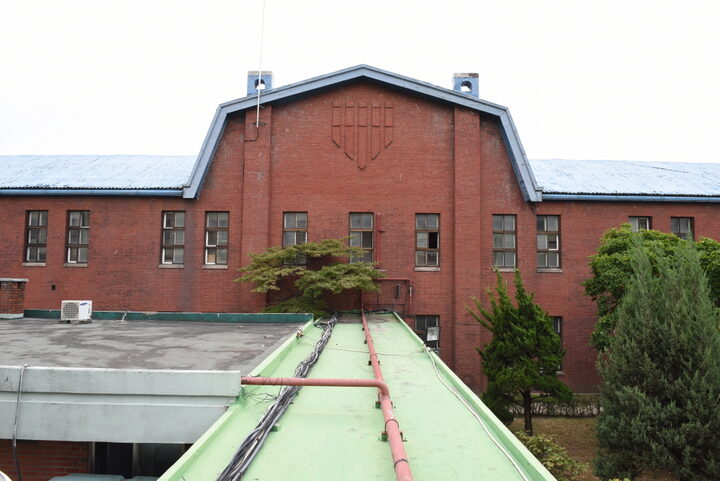 서울 경기상업고등학교 본관 및 청송관_본관 뒷편 (촬영년도 : 2015년)