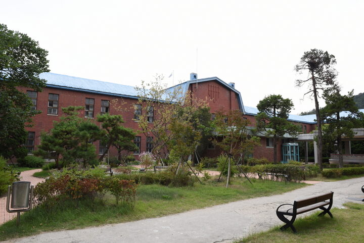 서울 경기상업고등학교 본관 및 청송관_본관 배면 (촬영년도 : 2015년)