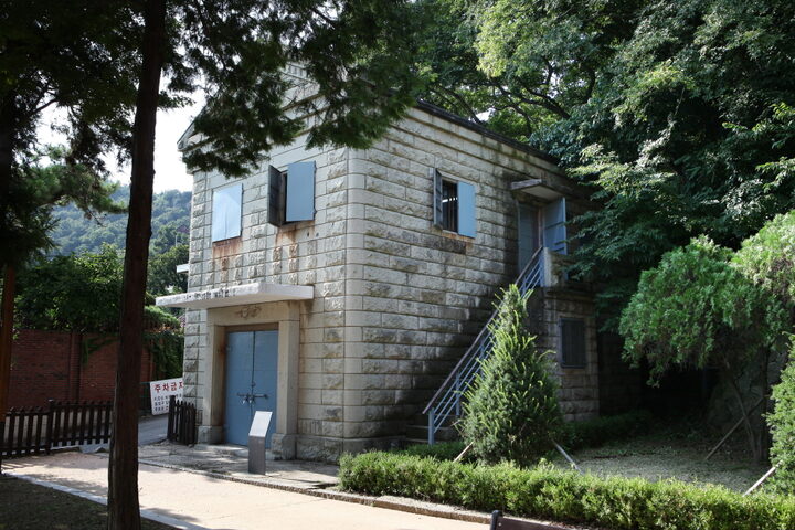 구 목포부청 서고 및 방공호_동쪽 측면 (촬영년도 : 2015년)