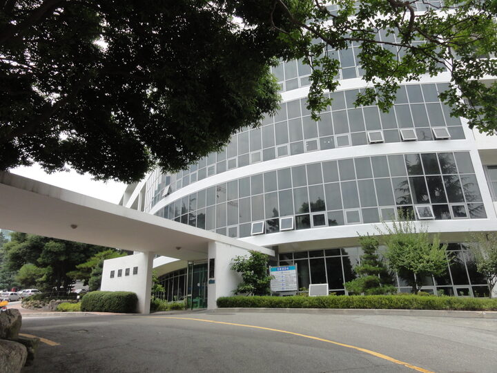 부산대학교 구 본관: 입구