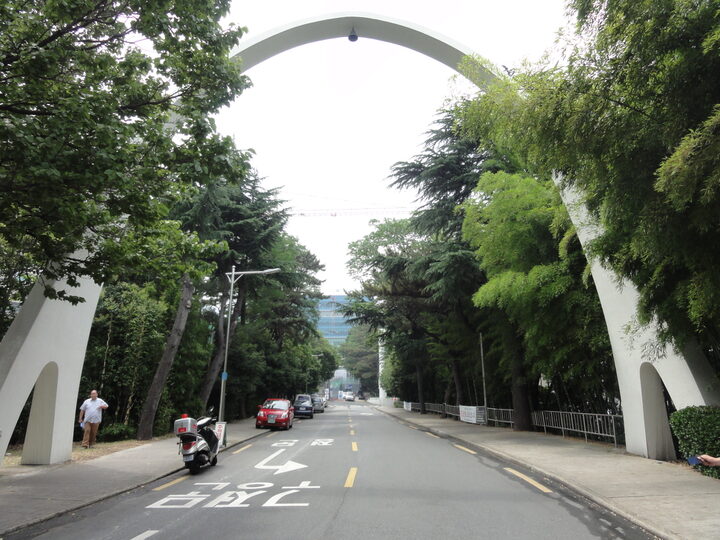 부산대학교 무지개문 및 구 수위실: 무지개문 전경