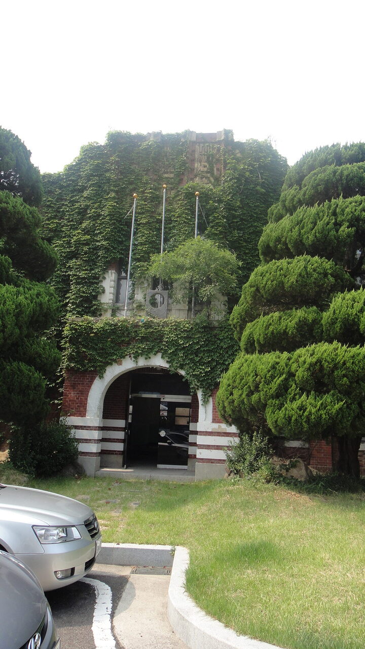 진주 배용초등학교 구 본관 현관