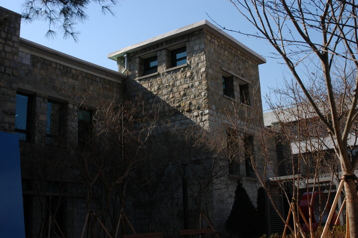 구 수원시청사: 배면