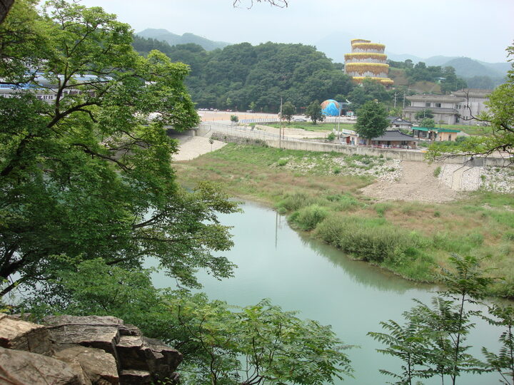 죽서루에서 내려다보는 오십천과 삼척시내