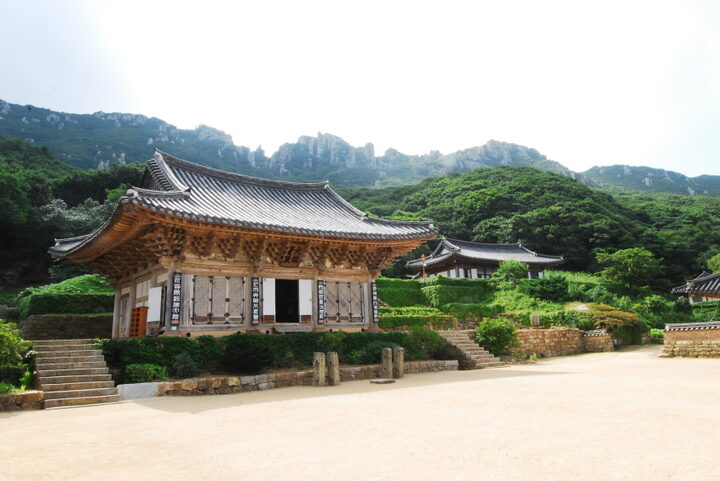 달마산을 배경으로 한 미황사 대웅전