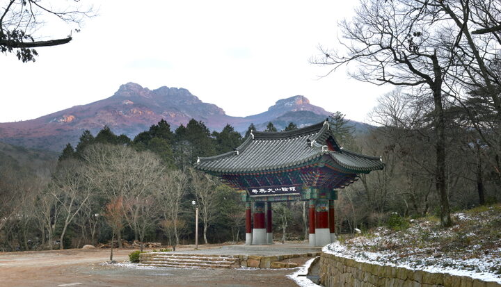 대흥사 일주문과 두륜산 전경