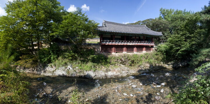 계곡 건너편에서 본 용계정
