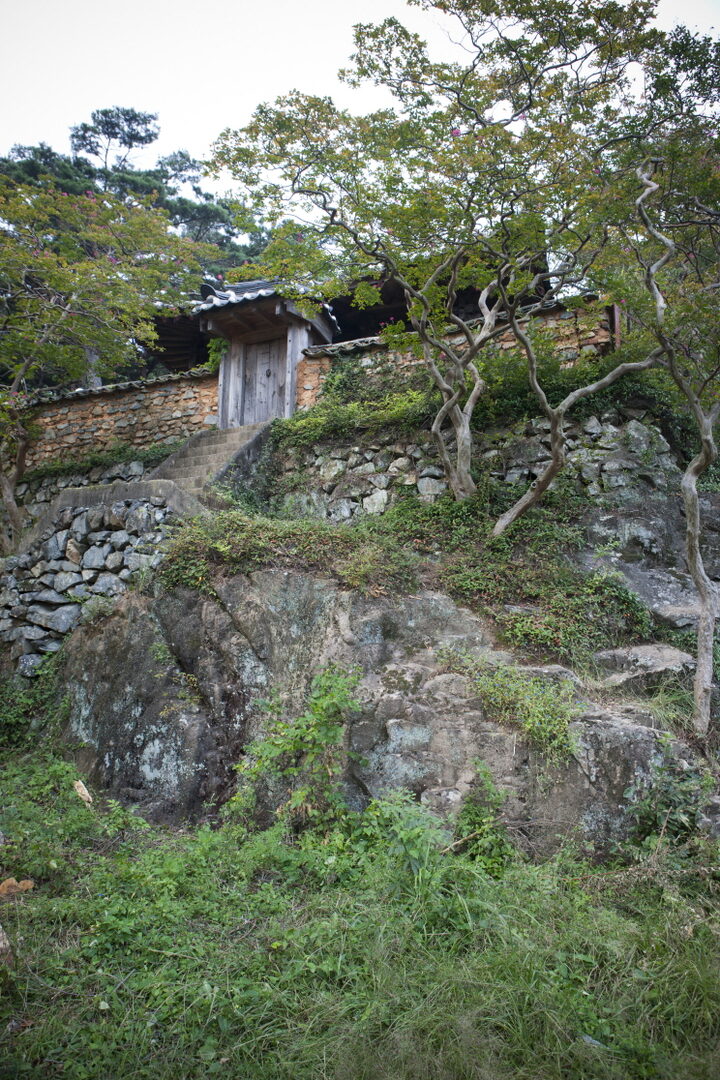 밑에서 올려다본 월연대 우측면