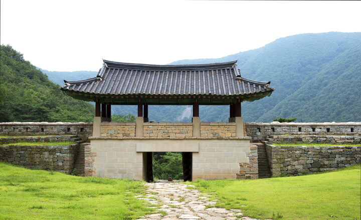 문경 토끼비리_뒤에서 바라본 진남문 (촬영년도 : 2015년)