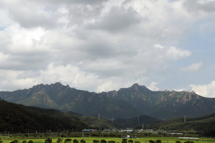 삼남대로 누릿재에서 바라본 월출산