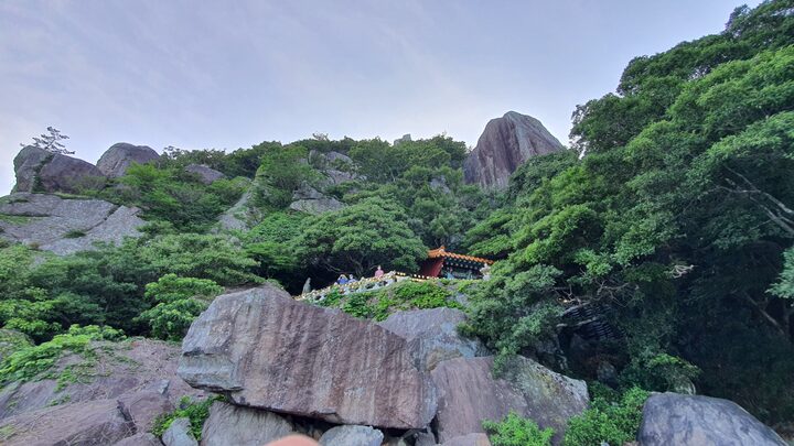 향일암 사찰과 괴석, 동백나무 숲 전경