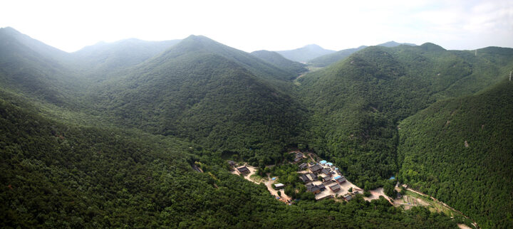 영취산과 흥국사 전경