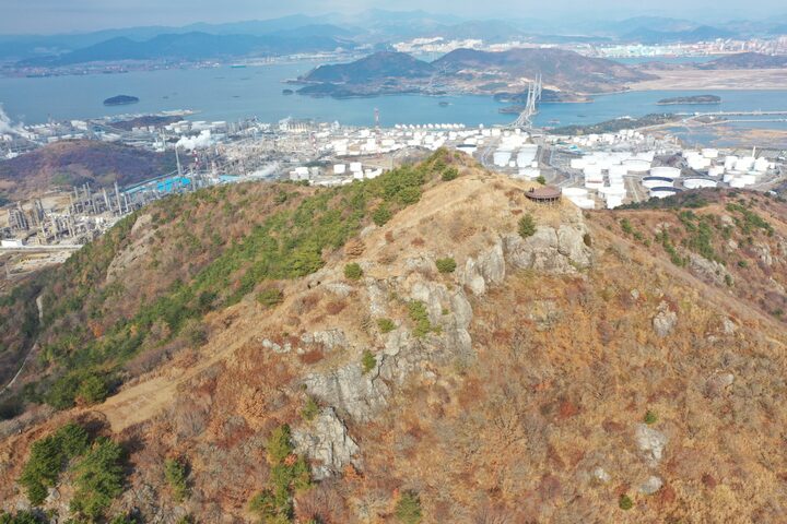 가마봉에서 바라보는 영취산과 해상 경관