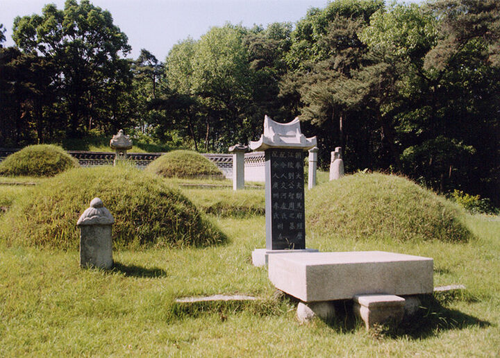 유창신도비묘역전경