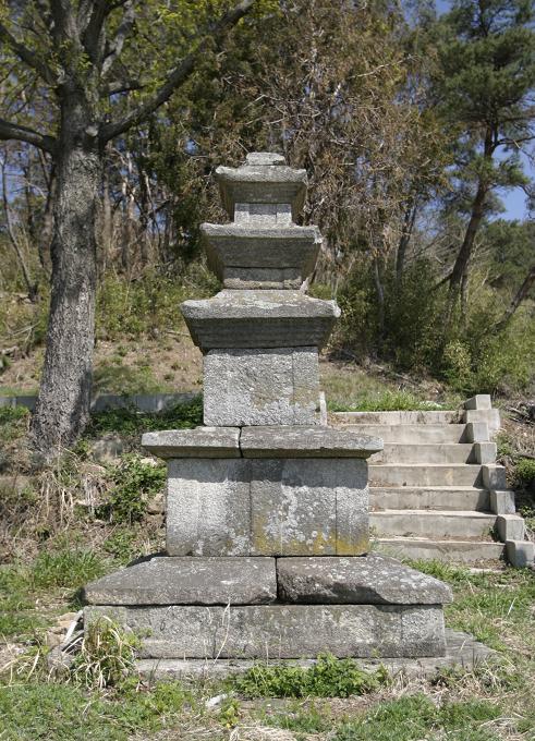 부산 강서구 녹산의 탑동마을 뒤쪽 폐사지(廢寺址) 위쪽에 3층으로 쌓아진 석탑