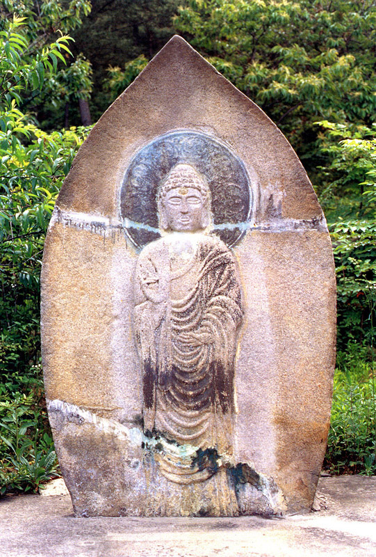 용화사석불입상