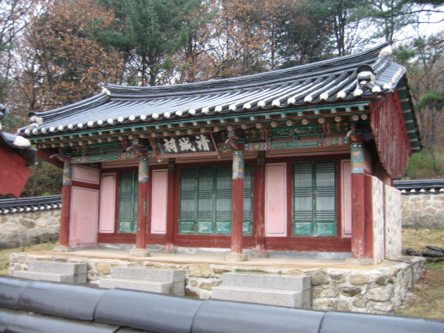 청성사는 통일신라 말기의 학자인 고운 최치원(崔致遠, 857~?)선생을 제향한 사당