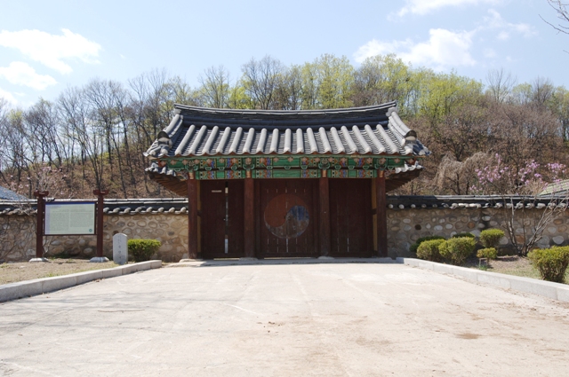 용연서원은 조선 1691년(숙종 17)에 건립된 한음 이덕형(李德馨, 1561~1613)선생과 용주 조경(趙絅, 1586~1669)선생을 배향한 서원