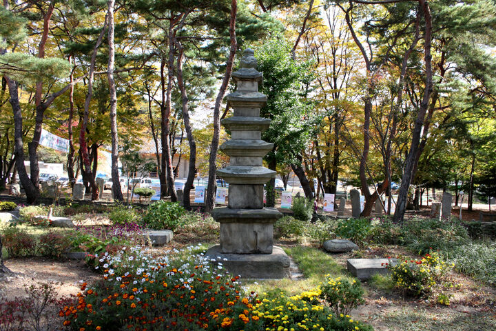 멀리서본 화성 용주사 오층석탑